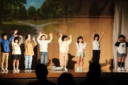 2年生の劇「名前を見てちょうだい」のエンディングで、全員がステージに登場し観客に手を振るシーン