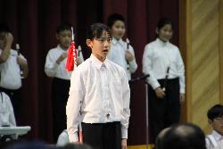 3・4・5年生の鼓笛隊演奏でドラムメジャーがあいさつをしているシーン