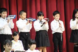 3・4・5年生の鼓笛隊演奏で鍵盤ハーモニカパートとリコーダーパートが演奏するシーン