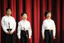 3年生が歌を披露するシーン