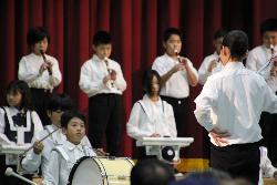 3・4・5年生の鼓笛隊演奏のシーン