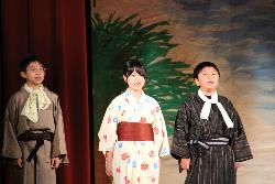 6年生の劇「古典のしらべ・名足伝説祝いの浜」で村人役が向上を述べるシーン