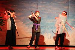 6年生の劇「古典のしらべ・名足伝説祝浜」において、義経役一行が悪人退治をするシーン