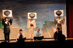 6年生の劇「古典のしらべ・名足伝説祝いの浜」で、義経一行と村人で宴を催しているシーン