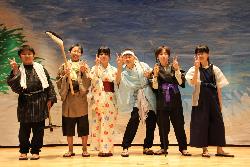 6年生の劇「古典のしらべ・名足伝説祝いの浜」で演技を終え、演者6人でポースをとるシーン