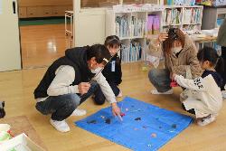 1年生は生活科で作った道具でお店屋さんを開き、お家の人に楽しんでもらいました