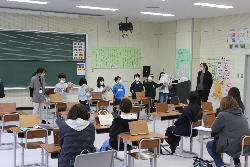 2年生は音楽の授業でお家の人に歌を披露しました