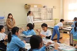 3年生は理科室で理科の実験の様子をお家の人に見ていただきました