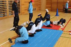 4年生は体育館でマット運動の様子を見ていただきました
