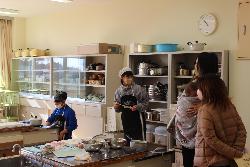 5年生は調理実習の様子をお家の人に見ていただきました