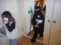 防火扉を通って避難する子供たちの様子