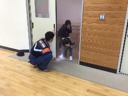 煙が充満した中を避難する子供たちの様子