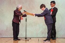 環境美化教育優良校等表彰で文部科学大臣賞の賞状を受け取る児童の様子