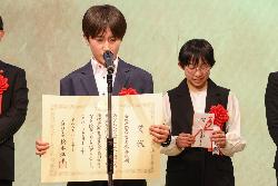 環境美化教育優良校等表彰で文部科学大臣賞を受賞し代表の言葉を発表する児童の様子1