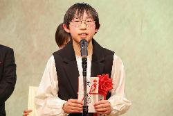 環境美化教育優良校等表彰で文部科学大臣賞を受賞し代表の言葉を発表する児童の様子2