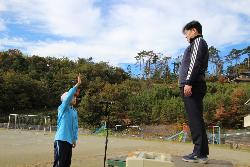 開会式で選手宣誓をする子供の様子