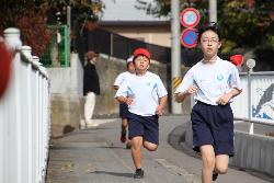 自分の目標に向け力強く走る6年生の様子