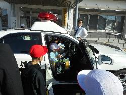 パトカーに乗車して運転席周りの様子を観察する子供たちの様子