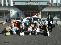 警察署の前で記念撮影をする子供たちの様子