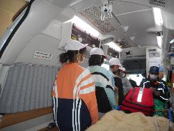 救急車の中を見学する子供たちの様子