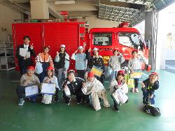 消防車の前で記念撮影をする子供たちの様子