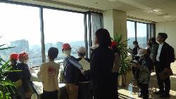 県庁から仙台市内を一望する子供たちの様子