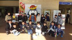 むすび丸の前で記念撮影をする4年生の子供たちの様子