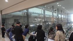 河北新報社で新聞印刷の様子を見学する子供たちの様子