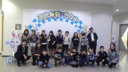 河北新報社で記念撮影をする4年生の子供たちの様子