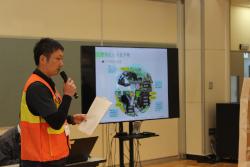 熊の生態について子供たちに易しく説明する町の職員の様子