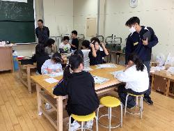 クラブ活動を体験させてもらっている3年生の様子