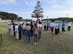 運動クラブの活動について質問する3年生の様子