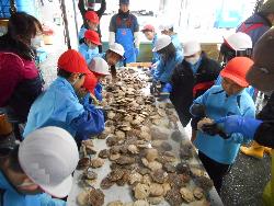 耳つりの作業の仕方を教えてもらいながら作業を進める子供たちの様子