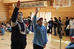 親子で縄跳び大会の選手宣誓をする様子