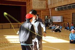 お父さんと一緒に二人跳びをする子供の様子