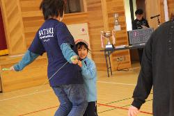 お母さんと一緒に二人跳びをする子供の様子