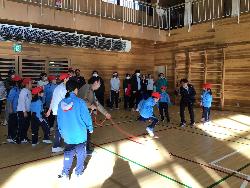 縦割り班で長縄跳びに挑戦する子供たちの様子