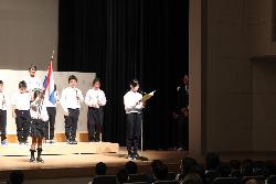 学校代表として学校紹介をするドラムメジャーの様子