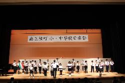 ステージ上で堂々と演奏を披露する鼓笛隊の様子