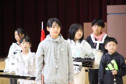 鼓笛隊代表としてあいさつをするドラムメジャー