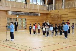 在校生代表として励ましの言葉をおくる児童の様子