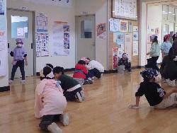 児童が教室前の広い廊下を水拭きしている様子