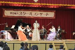 生演奏をバックに歌を披露する歌手の様子