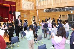 子供たちが歌っている間をクラリネット奏者やフルート奏者、バイオリン奏者が演奏しながら歩き回る様子