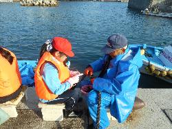 地域の方に作業を教えてもらいながら作業を行っている子供の様子