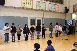 全校の前に整列をして発表を始める子供たちの様子