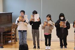 全校の前で一生懸命発表を行う子供たちの様子