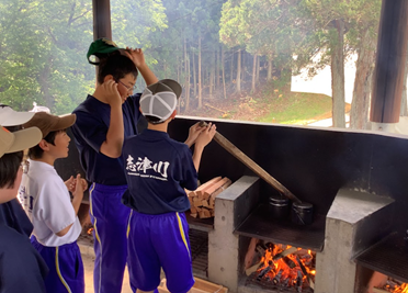 野外炊飯の様子
