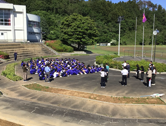 学園広場に全員避難した様子