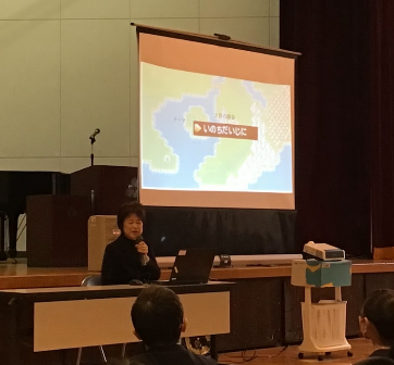 校長先生が話をしている様子